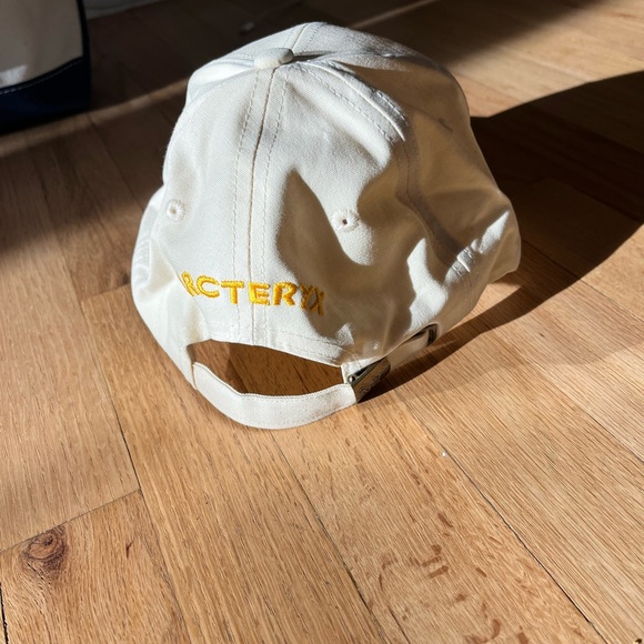 Arc’teryx Yellow Hat - Picture 2 of 4